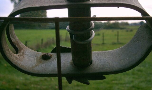 fence, wire tensioner, wire, barbed wire tensioner, element, clamping element, metal, iron, pasture, coupling, old, rusty, rust, rusted, outdated