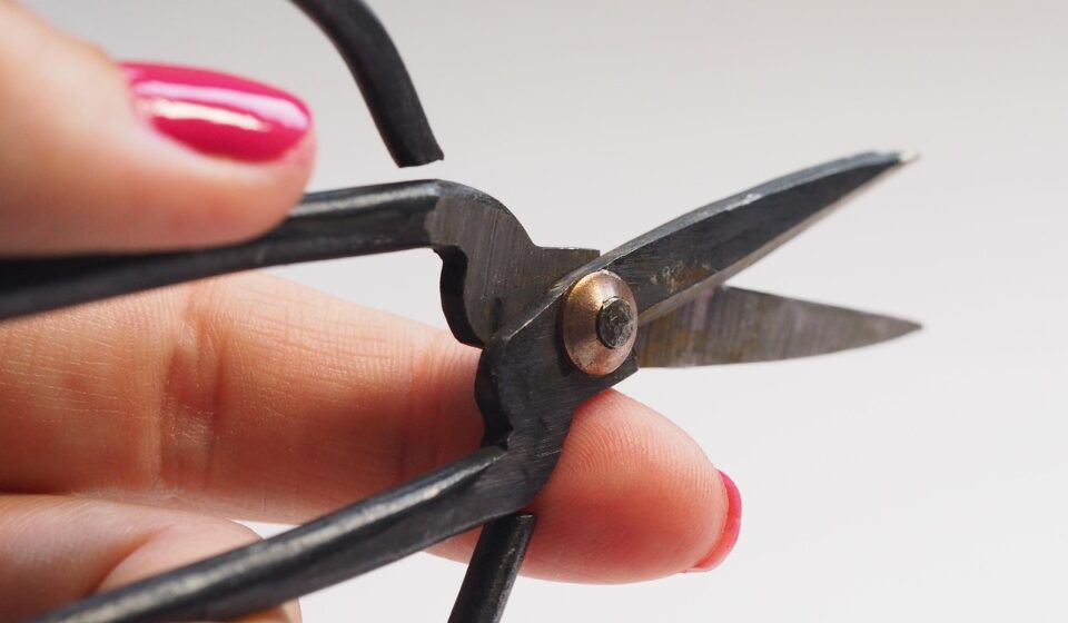 scissors, sharp, hand, equipment, cutting, desktop, tool, create, cut, barber, hair, hairdresser, razor, barbershop, accessory, fashion, shaving, craft, hairstyles, salon, stainless, simple, minimal, creative, blog, blogging, metal, black, white, pink, tools, trim, grooming, accessories, blade, professional, hairdressing, art and craft, diy, do it yourself, handy