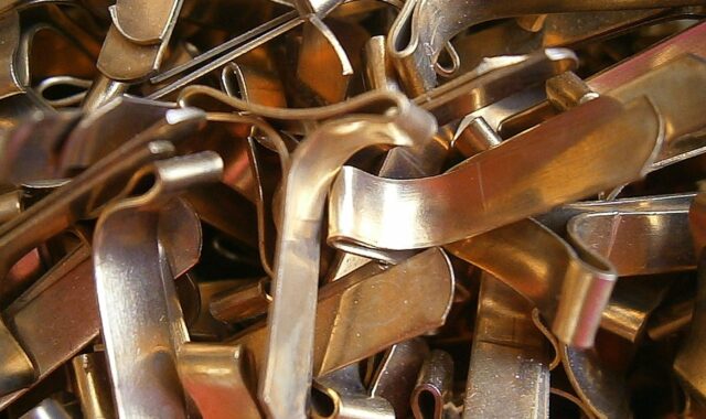 bracket, cling, office accessories, pattern clip, pattern bag clip, flat head clamp, expansion clamp, bag clip, shipping pocket clip, lots, metal, brass, sheet, copper colored, close up